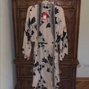Billabong black and white Kimono